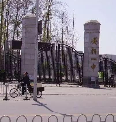 排名:第165名安阳市第一中学4学校荣誉:获得国家级绿色学校,国家级