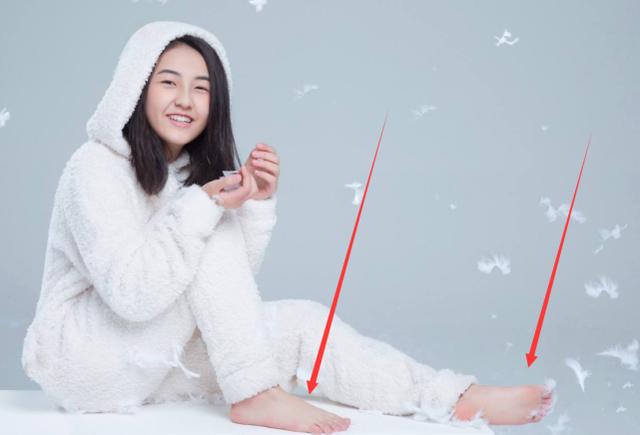张子枫在田里还穿着袜子,看似体面,可谁看到她的脚趾,懵了