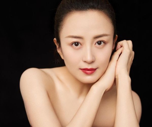 她在事业巅峰怀孕,丈夫是谁至今不知,孩子10岁长相浮现生父基因