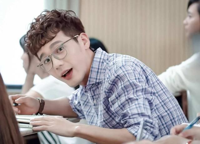 在电视剧里,白宇饰演的是不怎么讨喜的曹光,电影里则饰演的贝微微的