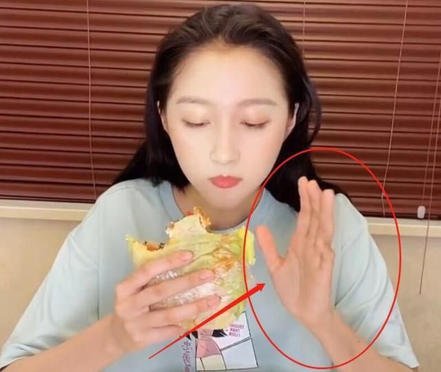 关晓彤到底抹了多少粉?当她扬起手的那一刻,肤色差距很明显