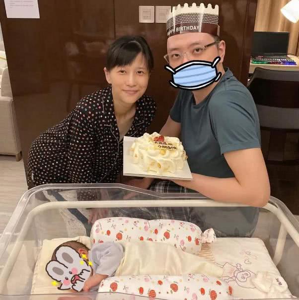 papi酱孩子随父亲姓,被网友嘲讽:独立女性人设崩塌!