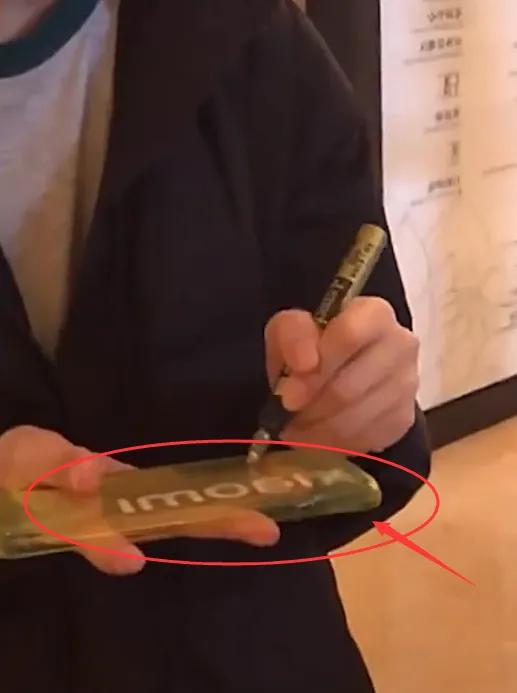 张艺凡为粉丝签名,一般人都签照片上,她却与众不同,太单纯了