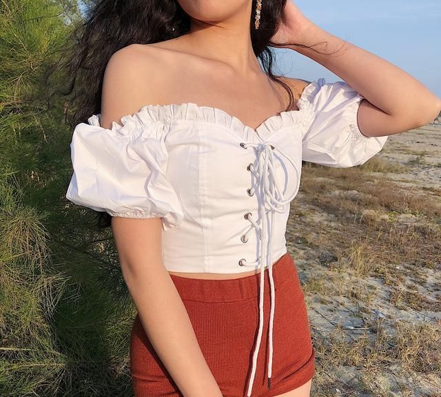 初夏穿搭不要慌,来试试潮流"挤奶衫",显胸,显美,显身材!