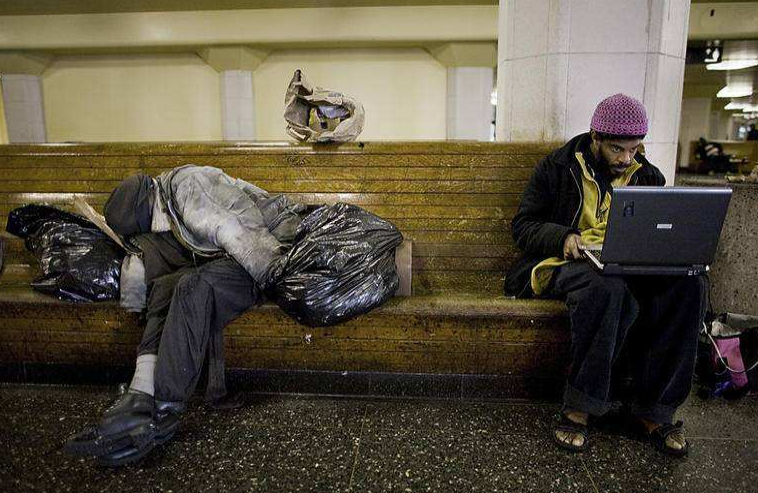 针头粪便堆积街头,美国疫情蔓延至今,数十万流浪汉该何去何从?