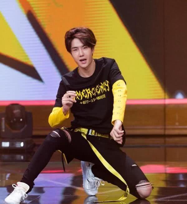 王一博跳舞腿流血了还在笑,默默擦拭假装没事令人心疼