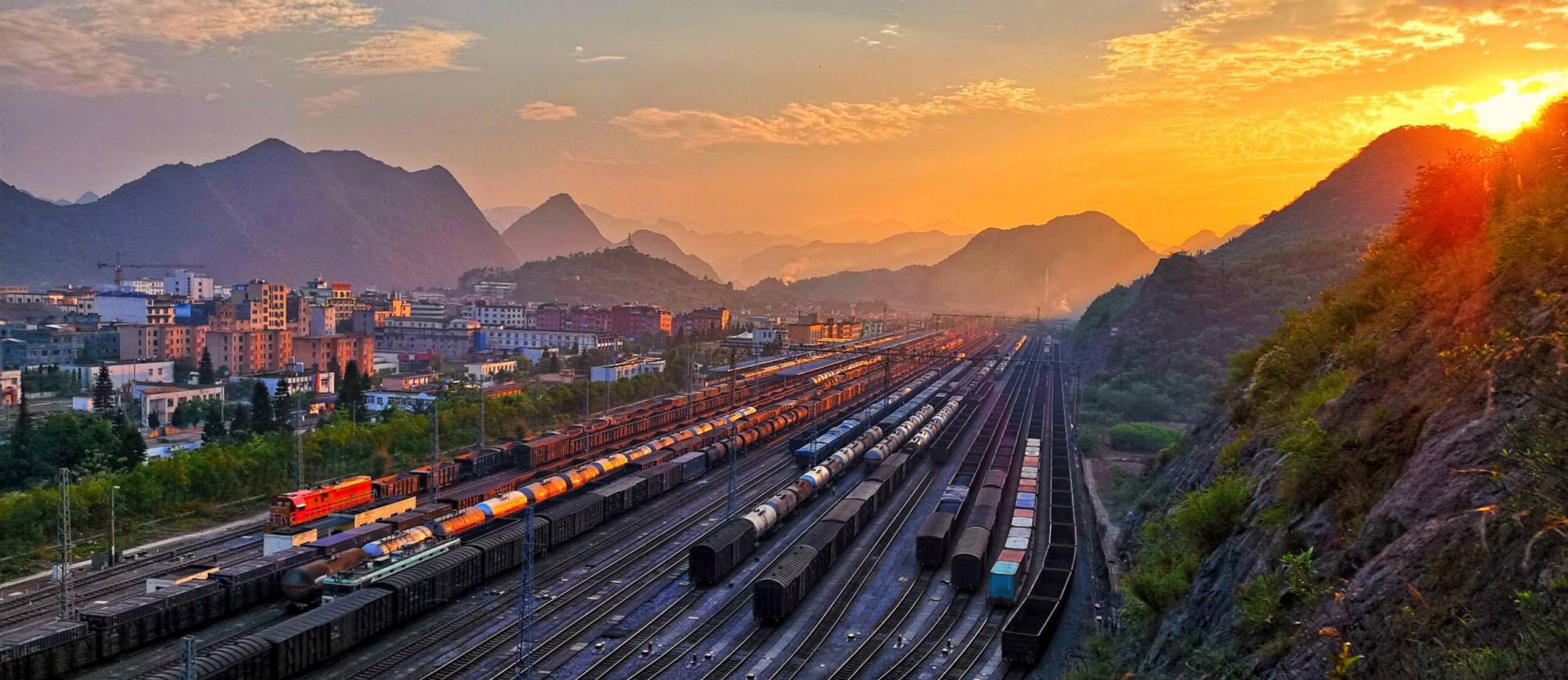 我国南方铁路网的一条东西向运输大干线南昆铁路