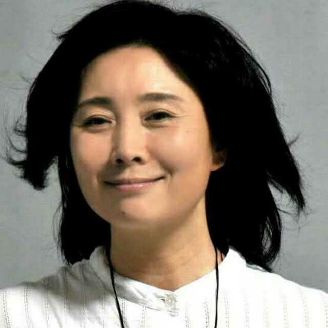 主持人汪文华近况,如今满头白发热衷做慈善,穿着朴素非常接地气