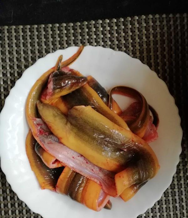 烹饪步骤:猪大排 100克,鳝鱼 150克,花生油 20毫升,精盐 3克,糖 10克