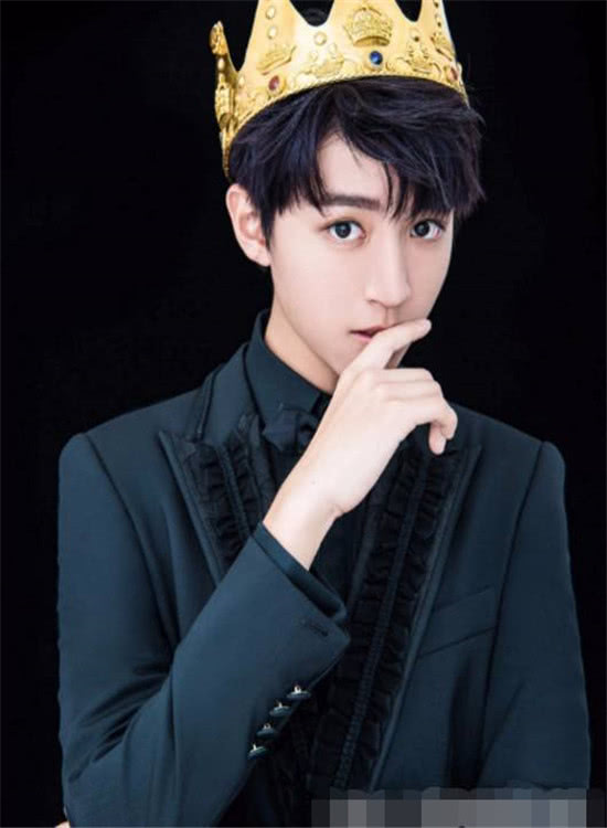 王俊凯总是以一种成熟,高冷的样子展现在大家面前,当我们看到他戴上