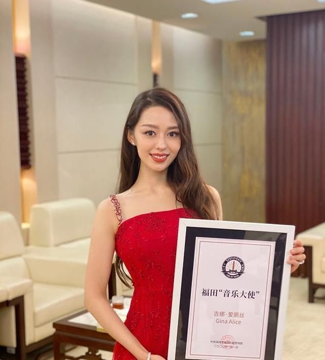 吉娜可真会穿,半透蕾丝束腰裙穿出"蚂蚁腰",纤细身材真撩人