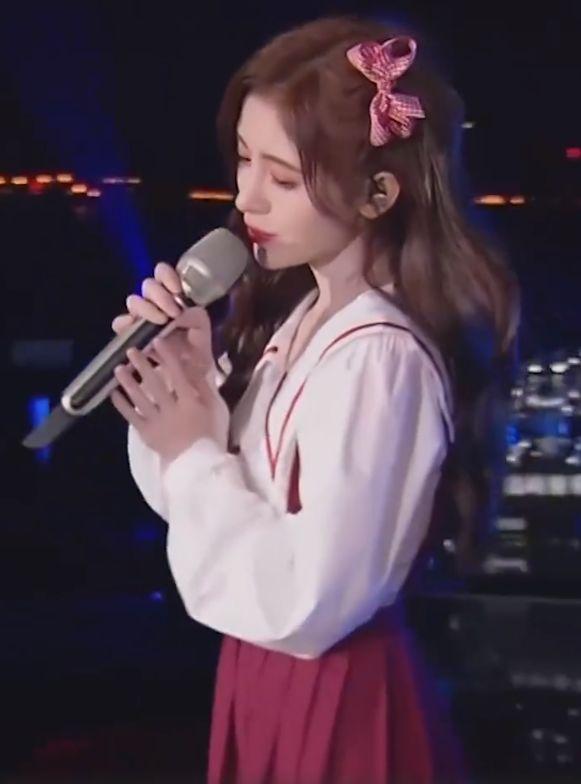 鞠婧祎台上唱歌,镜头拉近10倍放大五官,脸上的粉底真实了!