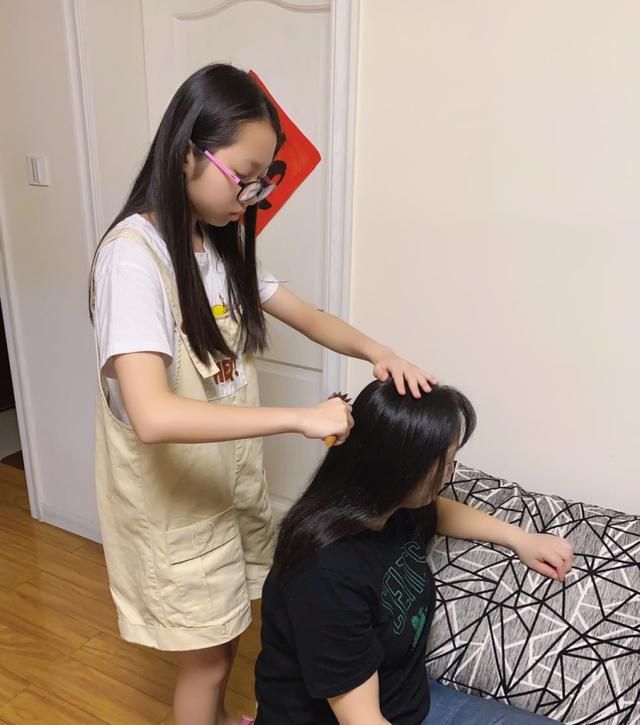 长这么大,第一次给妈妈梳头