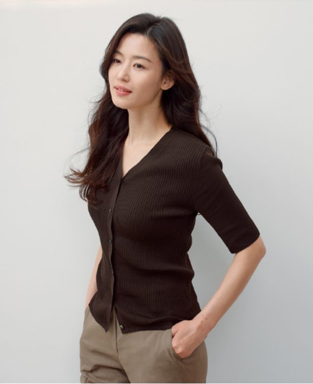 全智贤素衣状态好到爆炸,复出后全走低调风,穿衣都接地气了