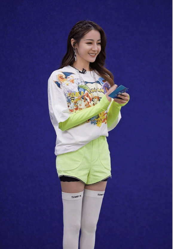 论穿安全裤我只服迪丽热巴!比任何短裤都要长一截,腿长真任性