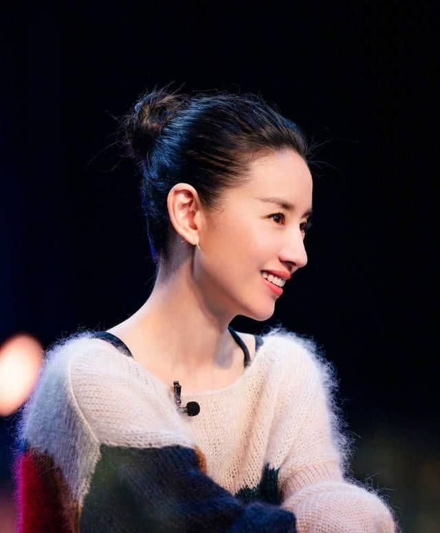 董洁的新发型你看过没低马尾配空气刘海嫩回18岁