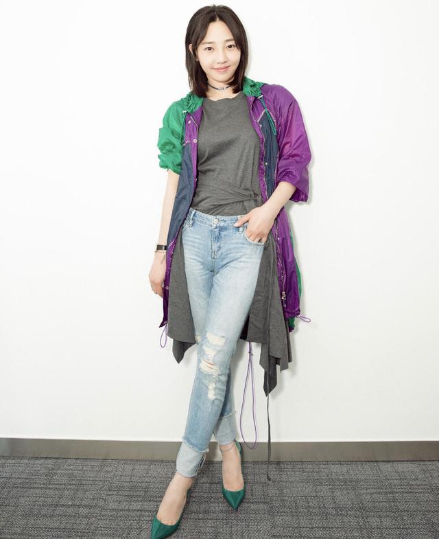 白百何剪了齐肩发型自然又洋气,穿长款外套配牛仔裤,气质更高级