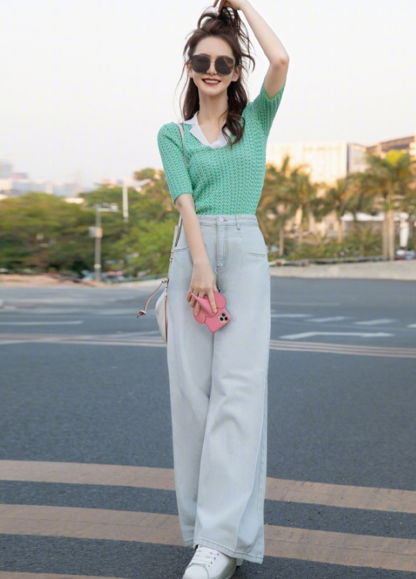 戚薇的夏季穿搭教科书,绿色短袖配牛仔裤身材凹凸有致,魅力四射