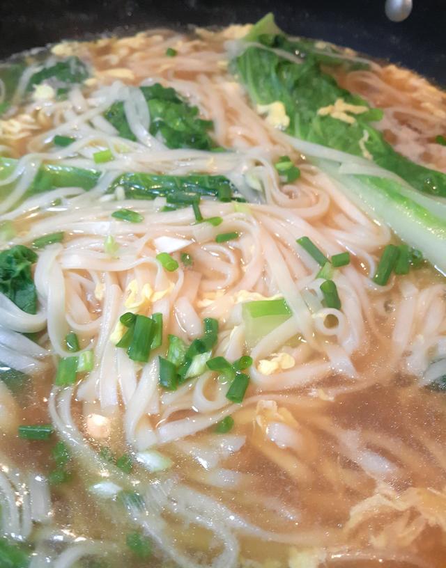 喜欢吃面条的一定要看,妈妈教我新做法,汤鲜,肉嫩,根本吃不够