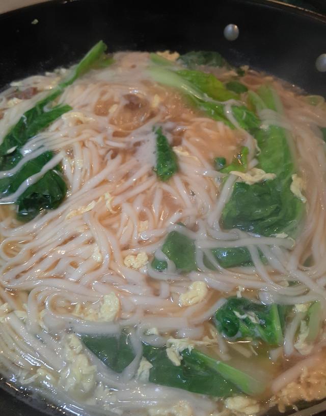 喜欢吃面条的一定要看,妈妈教我新做法,汤鲜,肉嫩,根本吃不够