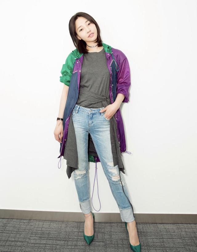 白百何剪了齐肩发型自然又洋气,穿长款外套配牛仔裤,气质更高级