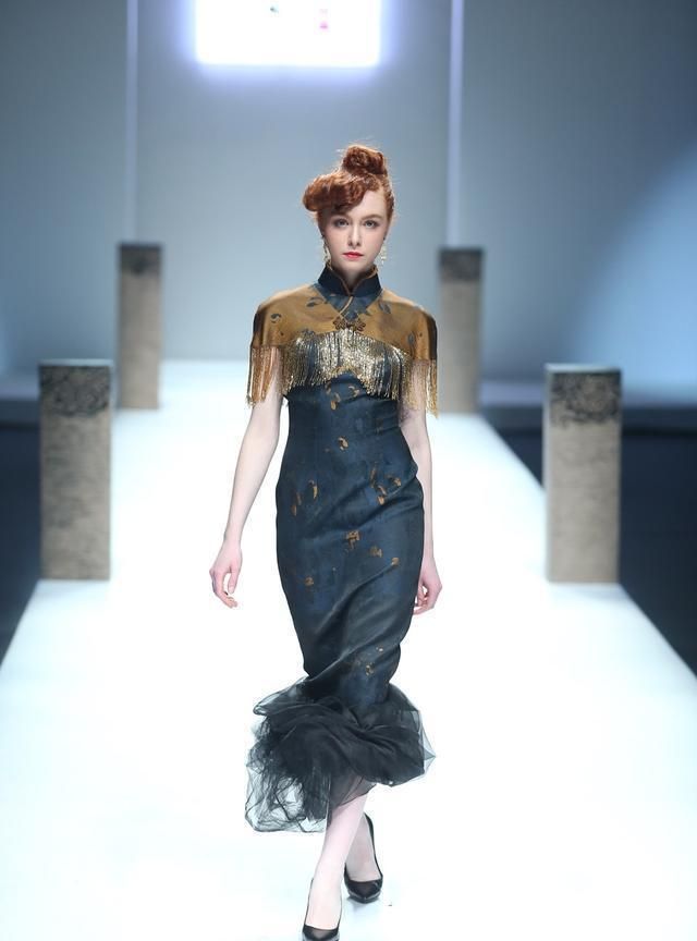 时装周中的这套改良旗袍真的惊艳到小编了,上身部分将披风与流苏元素