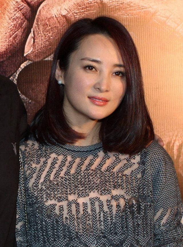 蒋勤勤陈建斌出席活动宽松t恤挡不住直筒身材女神也老了