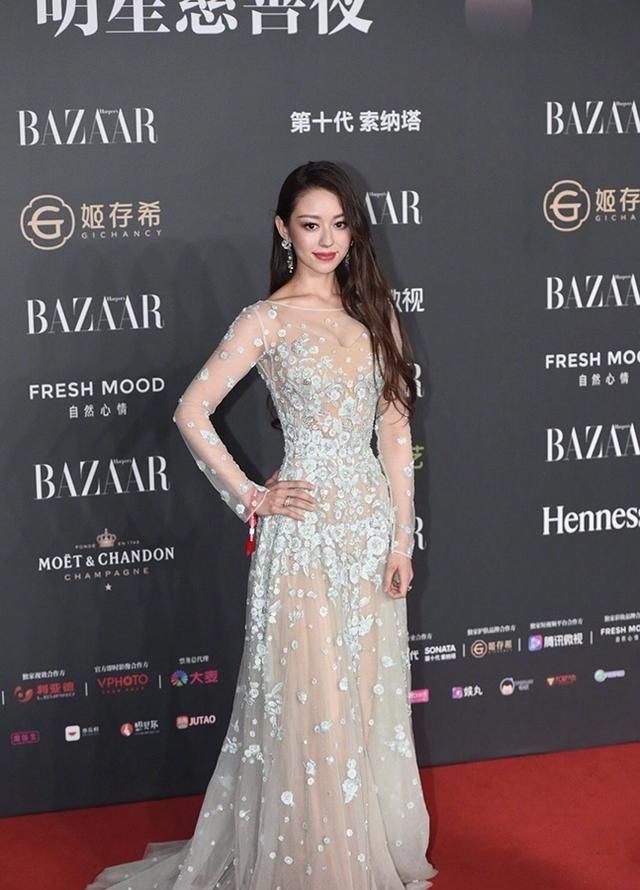 吉娜可真会穿,半透蕾丝束腰裙穿出"蚂蚁腰",纤细身材真撩人