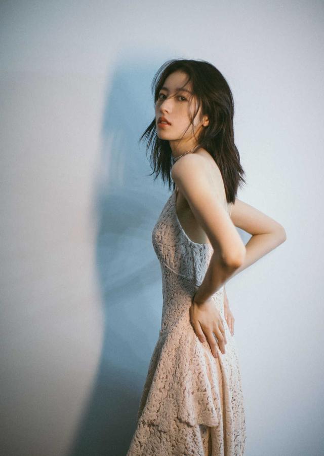 周雨彤瘦了好多啊穿抹胸上衣配高腰皮裤亮相惊现牙签手臂