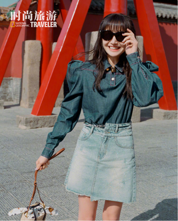 郑爽最近杂志资源好多,又拿下时尚旅游5月刊,黑色皮裙特养眼