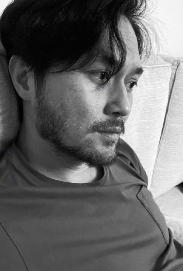 帅气不减,更添加了很多成熟的魅力,照片中的他躺在沙发上,只露出侧脸