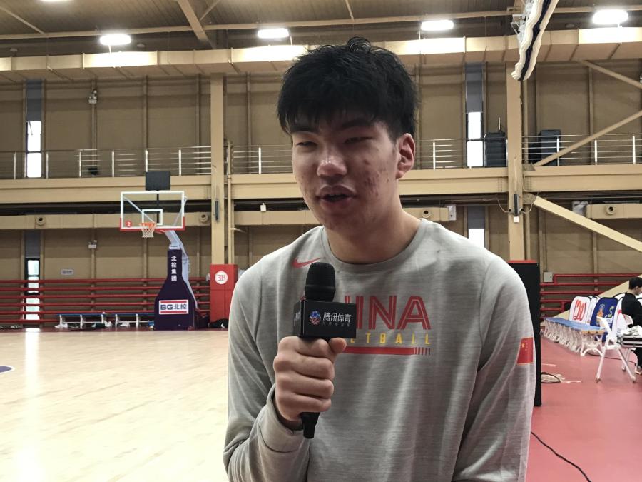 余嘉豪今年17岁,他的父亲是前cba篮板王,浙江男篮名宿余乐平,他的母亲