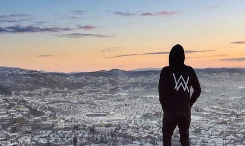 孤傲不羁却又如此"悲寂"的鬼才电音教主——艾兰·沃克|faded|电音