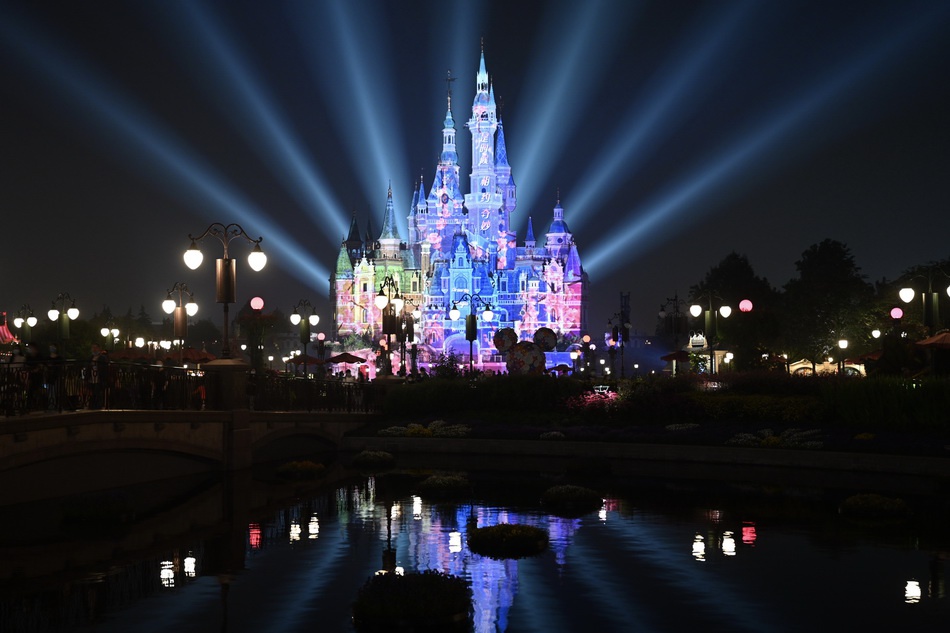 上海迪士尼乐园的最大亮点莫过于每天晚上在"奇幻童话城堡"前的"夜光