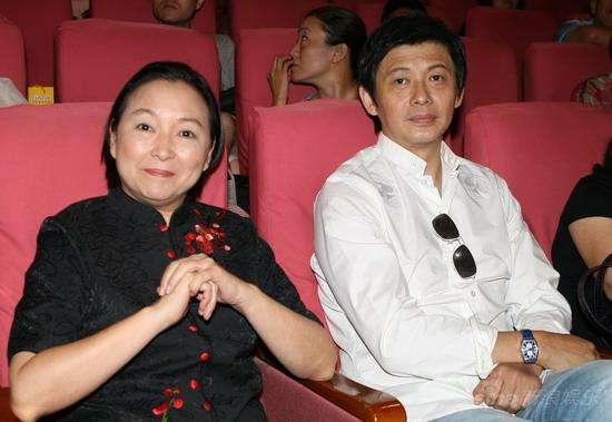 如今的程前57岁了也算是老来得子一家三口看着十分幸福