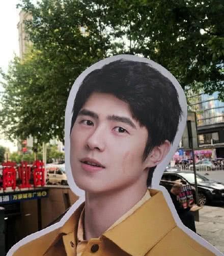 刘昊然人形立牌被亲后现又被粉丝扛回家
