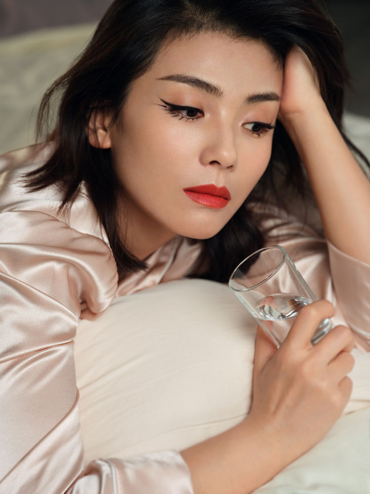 42岁刘涛越发精致了,穿睡衣还要配"三角眼妆",不愧是女明星