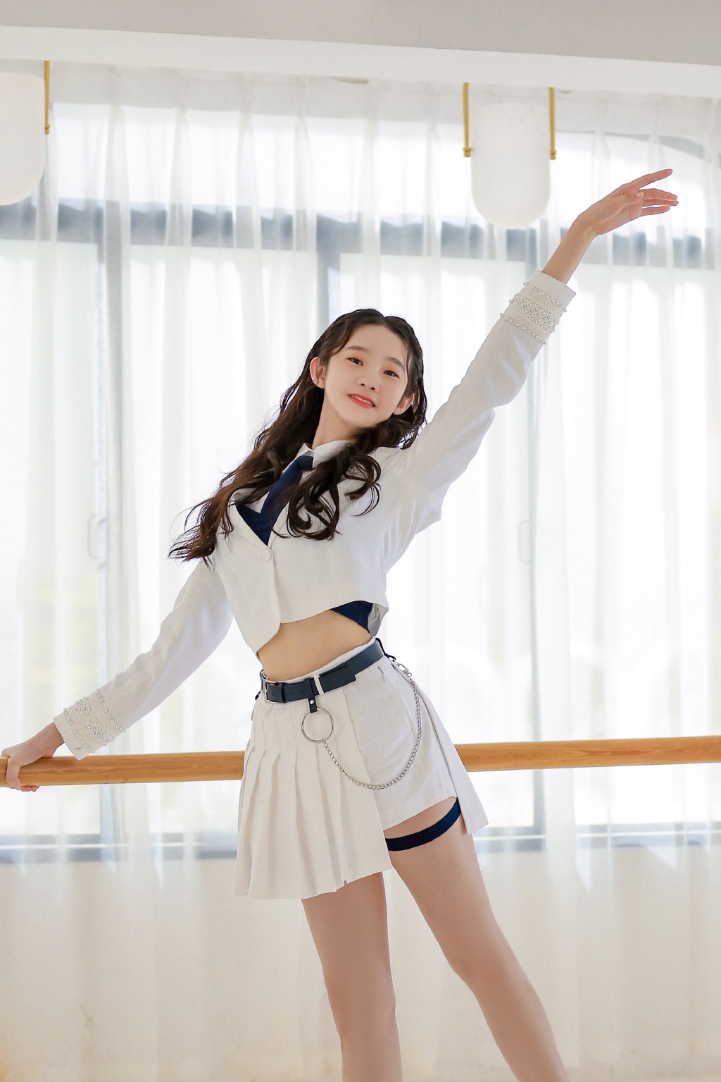 她是tfboys公司二公主,今穿《创造营》校服,笑容甜美抢镜