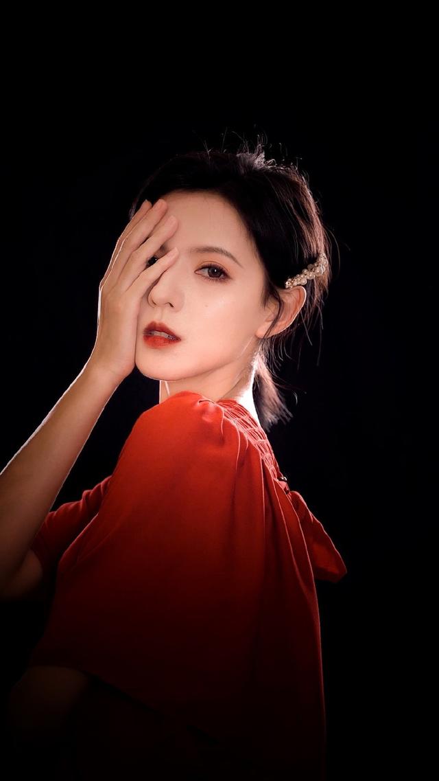 韫色过浓甜蜜热播张予曦复古造型好美蓝色蕾丝旗袍显气质