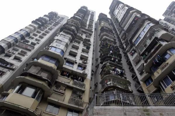 重庆有个奇葩小区楼高24层却没有电梯网友居民真敢住