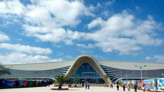 玉蒙铁路全线设玉溪南站,通海站,曲江站,建水站,蒙自北站等11个车站.