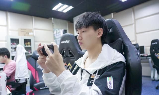 qg官博不放fly照片引争议,网曝fly合同快到期,本赛季或成绝唱