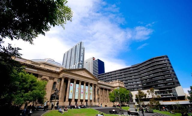 山东最臭名昭著的野鸡大学，校名十分唬人，读完4年还是高中学历