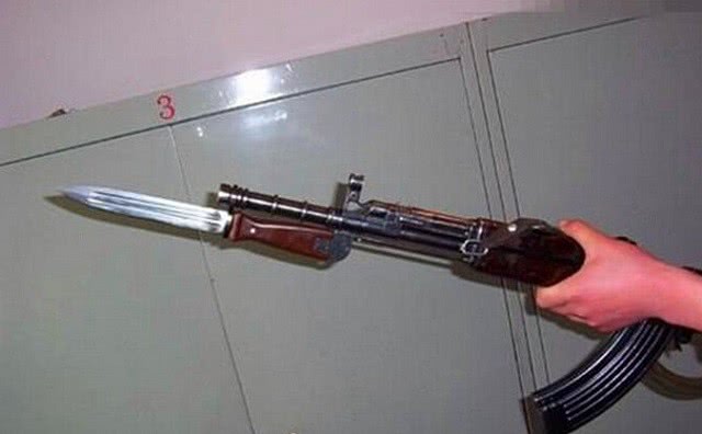 刺刀又称刺枪,日本人称为铳剑,是装于单兵长管枪械(如步枪,冲锋枪)