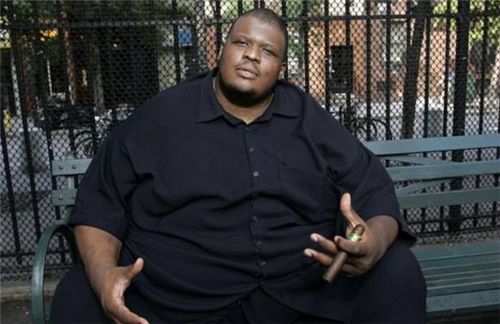 美国相扑冠军,体重达800斤,51岁仓促离世,30岁妻子不愿改嫁