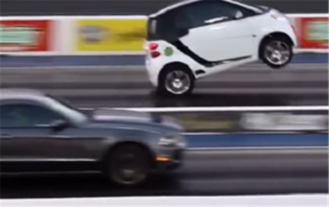 野马pk奔驰smart,起步被对方"翘头"秒,但结局意料之中-新浪汽车