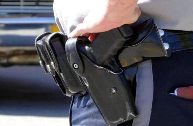 保镖,特种兵,警察们,手枪为啥放的位置不同?大有讲究