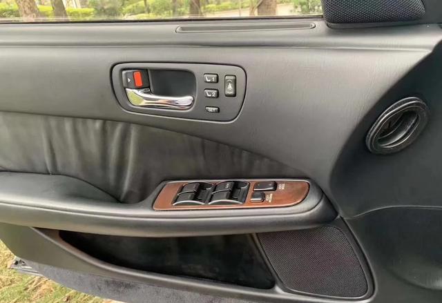 三四十万买老皇冠不算啥，50万买03年老凌志才是真情怀？