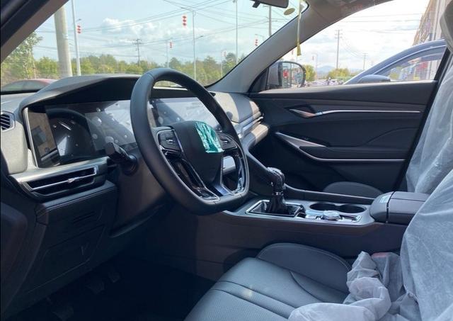 手动挡cs75plus实车到店,传统镀铬装饰横条,车轮毂有点漂亮