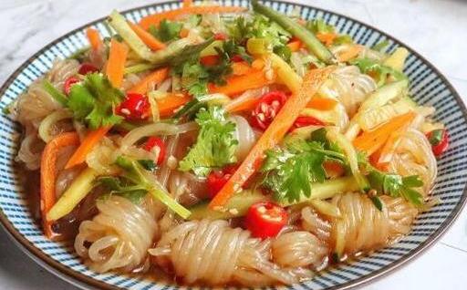 五,凉拌魔芋5,最后放入香菜段,调入适量的盐和鸡精炒均匀后盛出上桌就